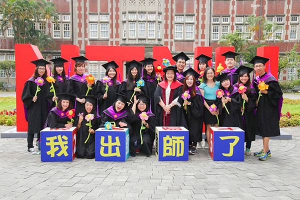 Sinh viên quốc tế chụp ảnh tốt nghiệp tại NTNU