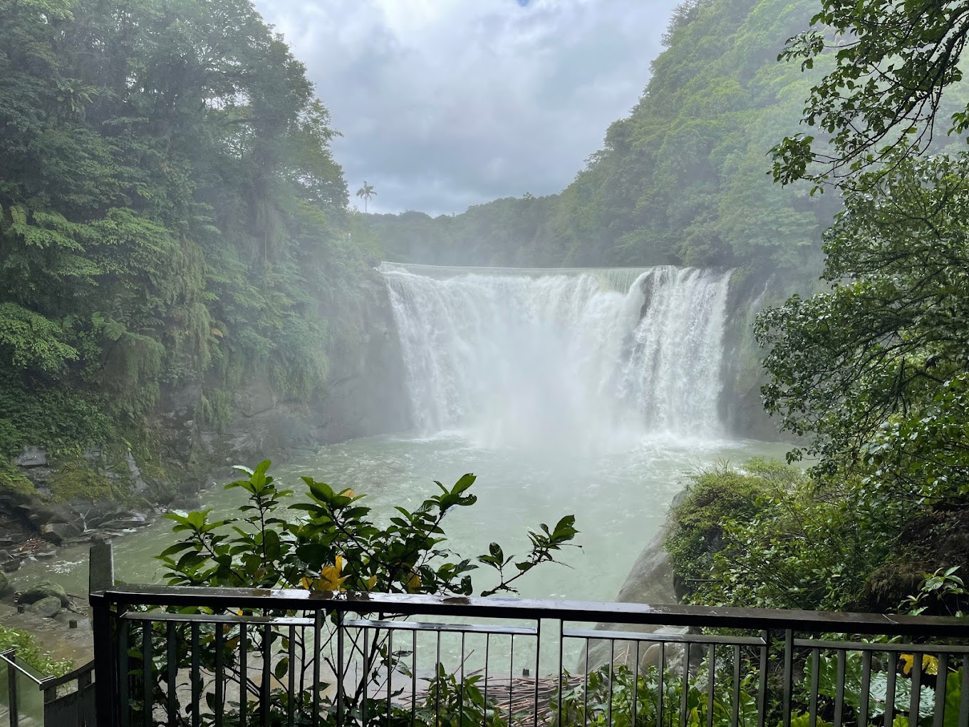 thác nước Shifen tại Tân Đài Bắc