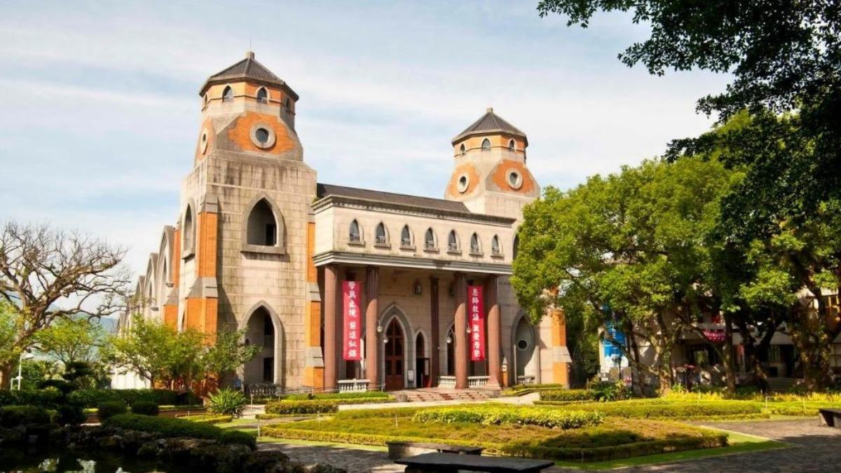 hệ 1+4 đại học chân lý