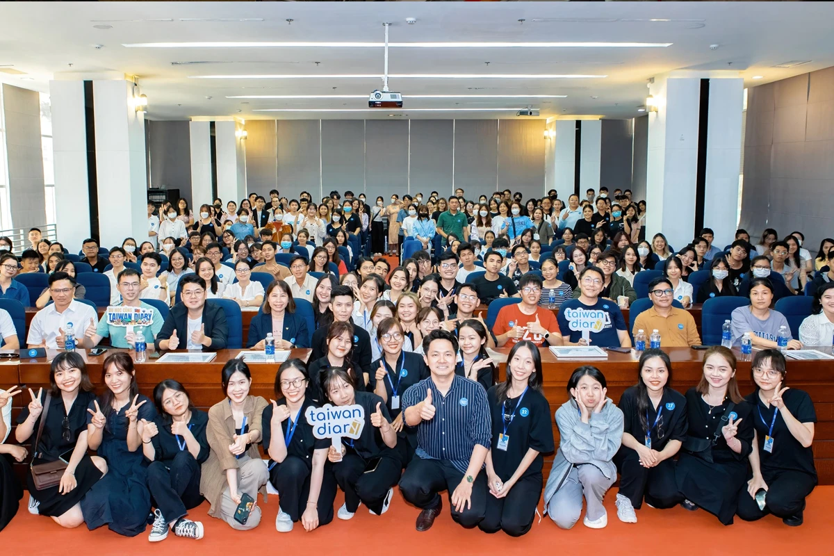 Taiwan Diary hỗ trợ xây nhà Khăn quàng đỏ cho gia đình hoàn cảnh khó khăn 2 about us workshop 3